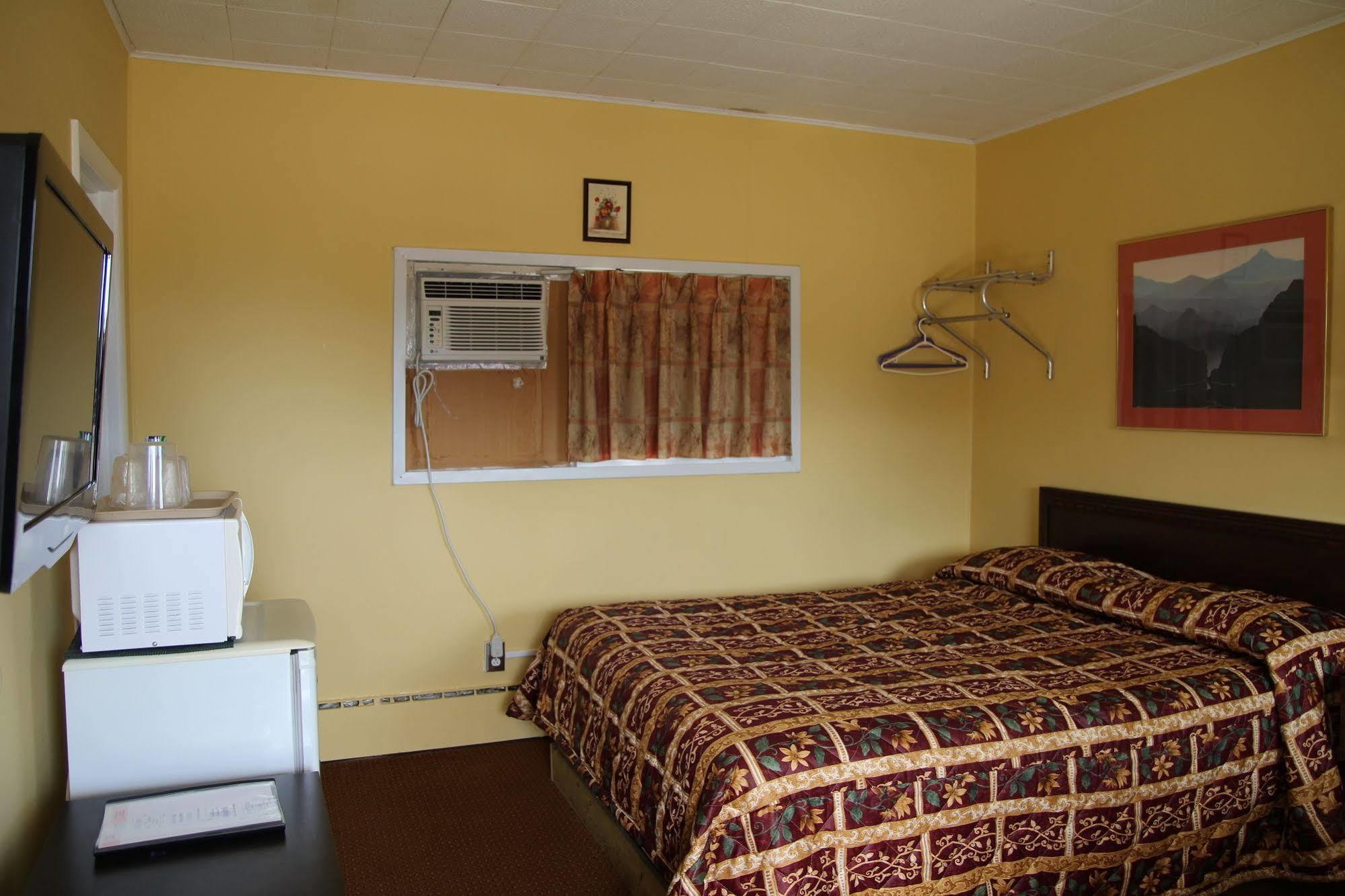 Hillside Inn Пемброк Экстерьер фото